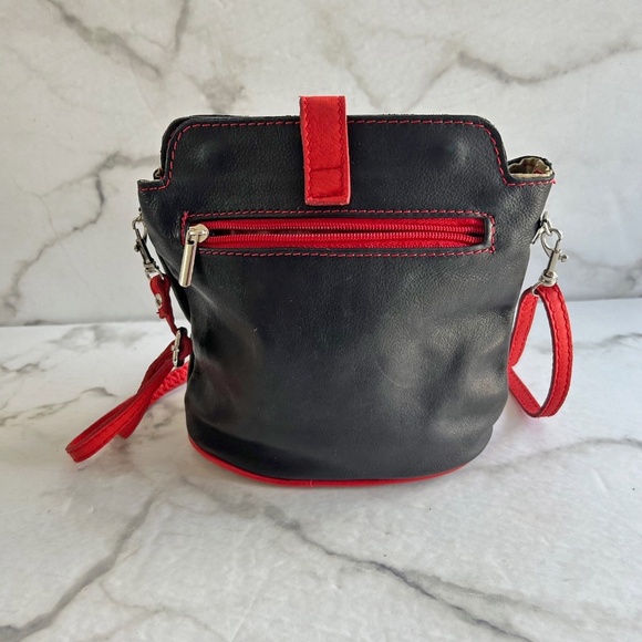 Primo Sacchi Women's black and red leather crossbody bag, adjustable strap - Picture 2 of 9